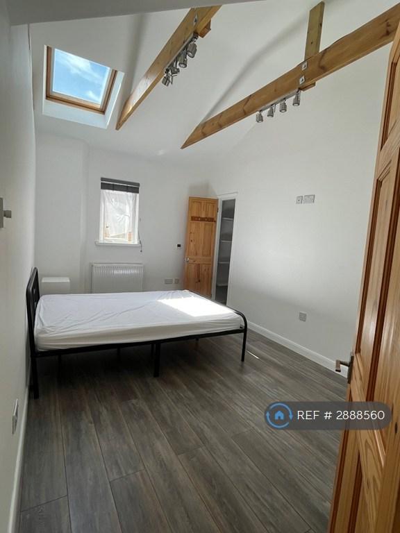 Room McKenzie Road in Hoddesdon