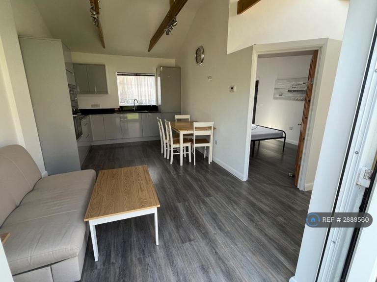 Room McKenzie Road in Hoddesdon