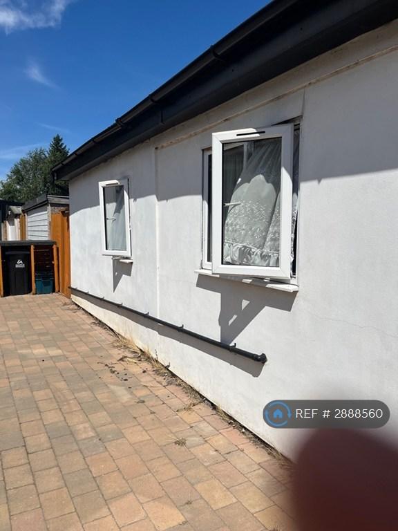 Room McKenzie Road in Hoddesdon