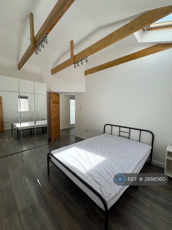 Room McKenzie Road in Hoddesdon