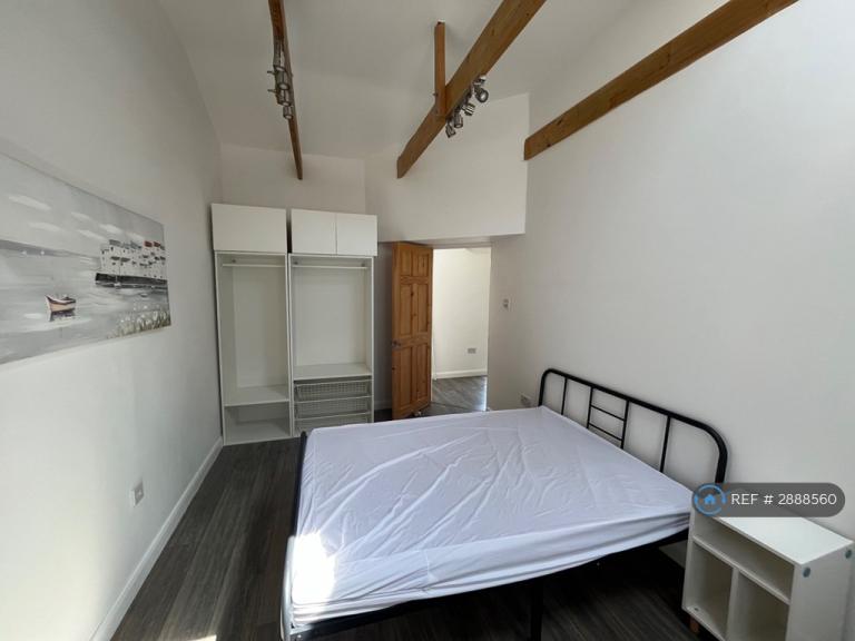 Room McKenzie Road in Hoddesdon