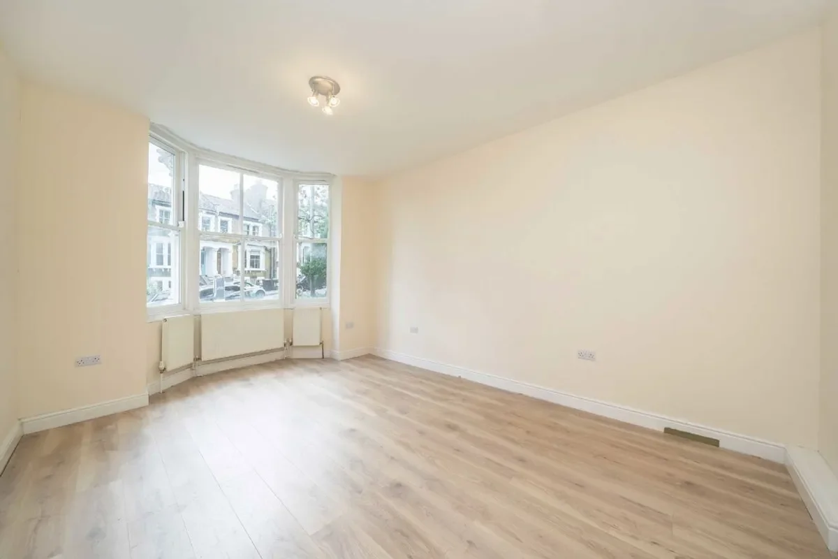 Flat Becondale Road in Greater London