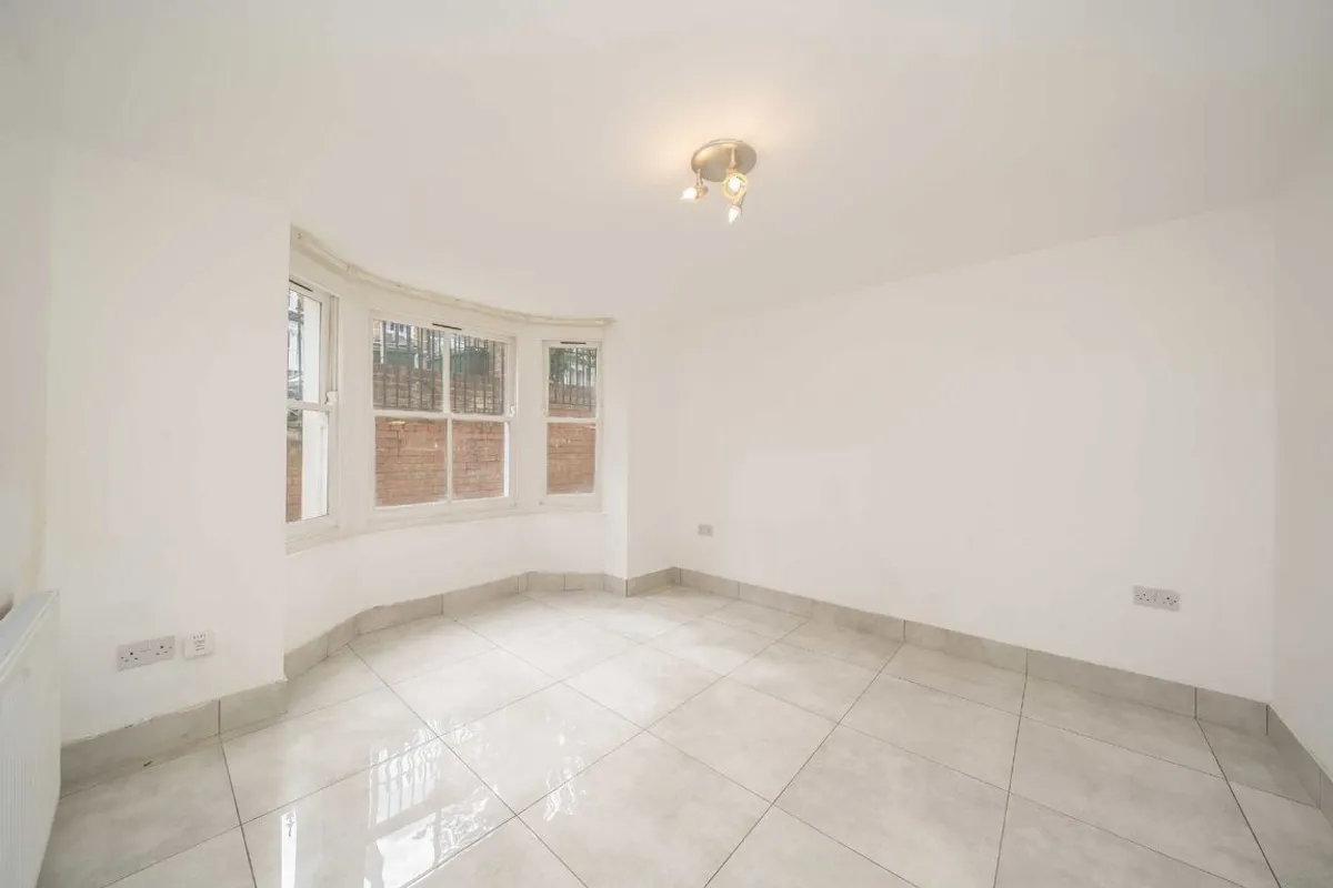 Flat Becondale Road in Greater London