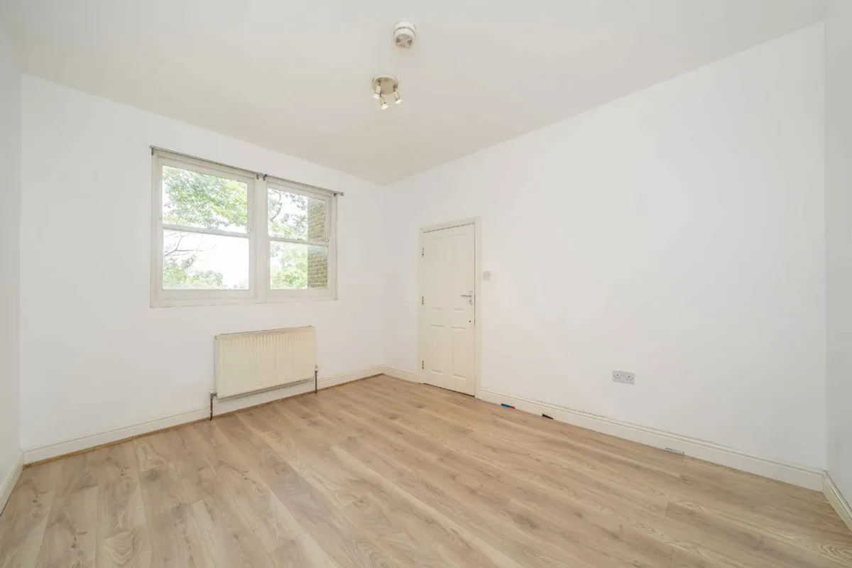 Flat Becondale Road in Greater London