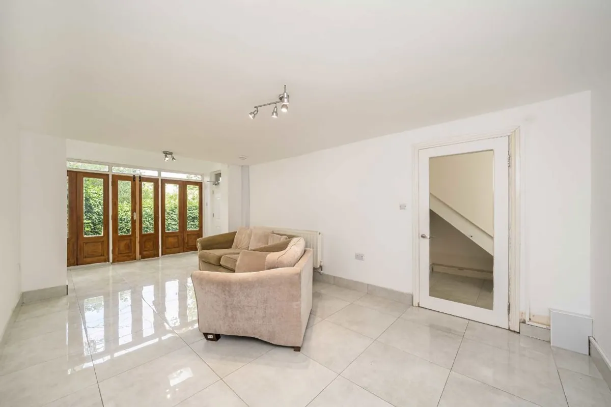 Flat Becondale Road in Greater London