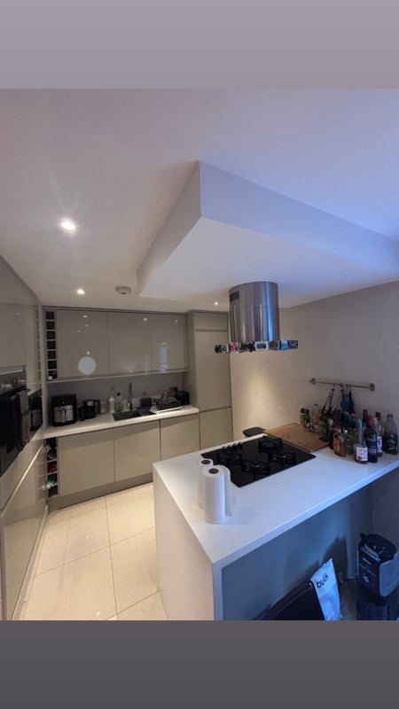 Room Avarn Road in Greater London