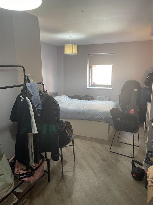 Room Newport Road in Cardiff