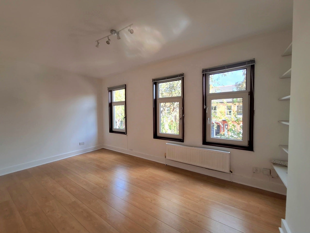 Flat Morieux Road in Greater London