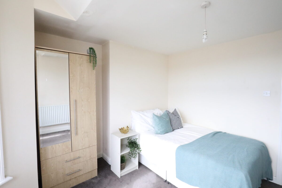 Flat Dinsdale Road in Newcastle upon Tyne