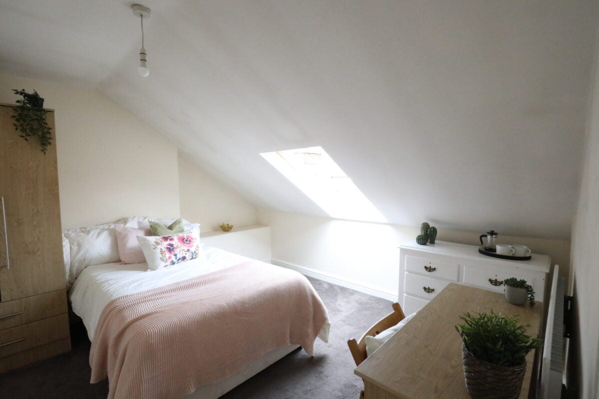 Flat Dinsdale Road in Newcastle upon Tyne