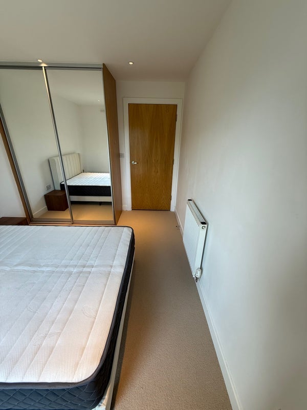Room Grosvenor Way in Greater London