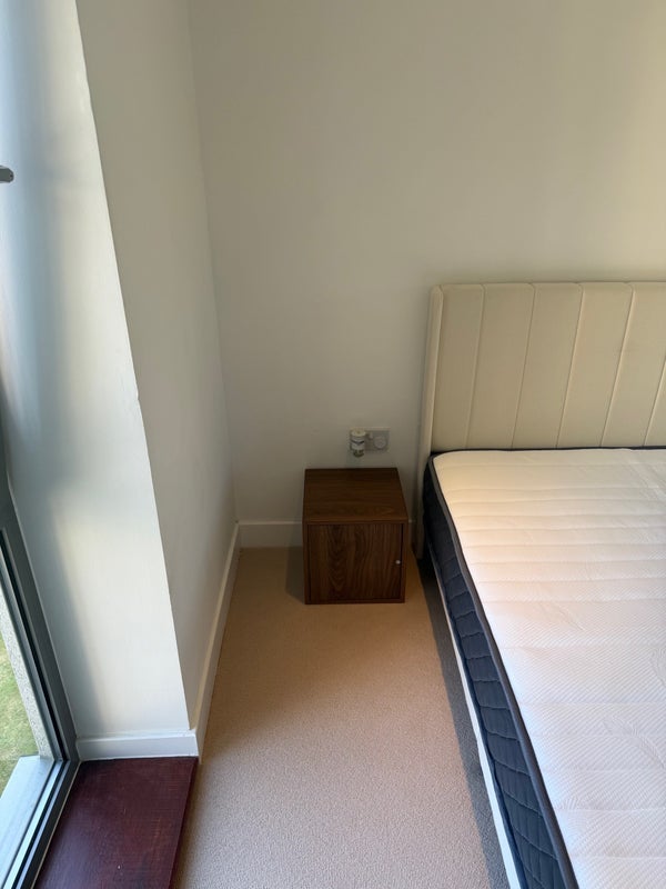 Room Grosvenor Way in Greater London