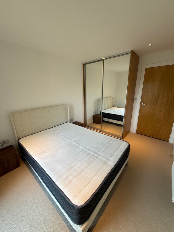 Room Grosvenor Way in Greater London
