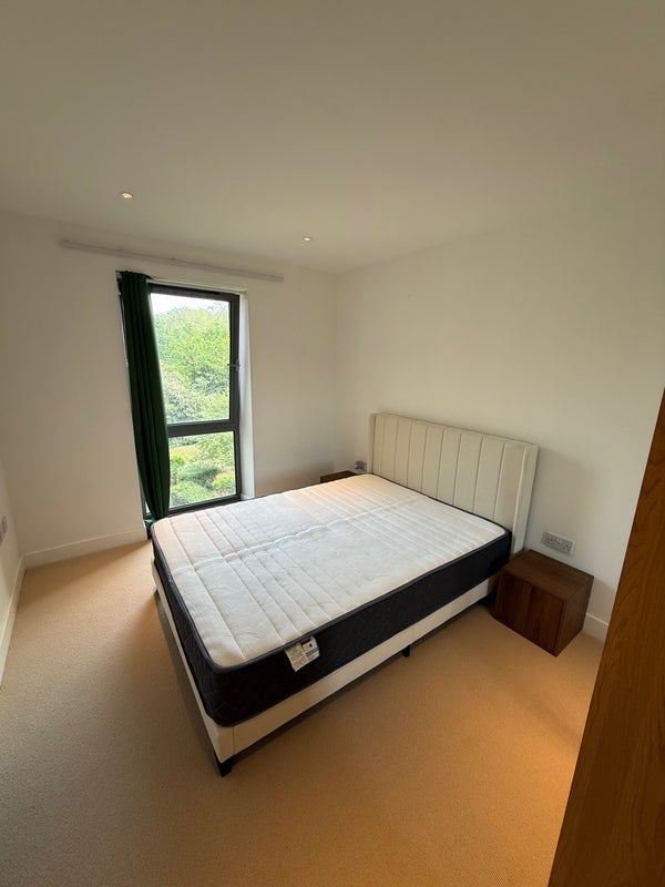 Room Grosvenor Way in Greater London