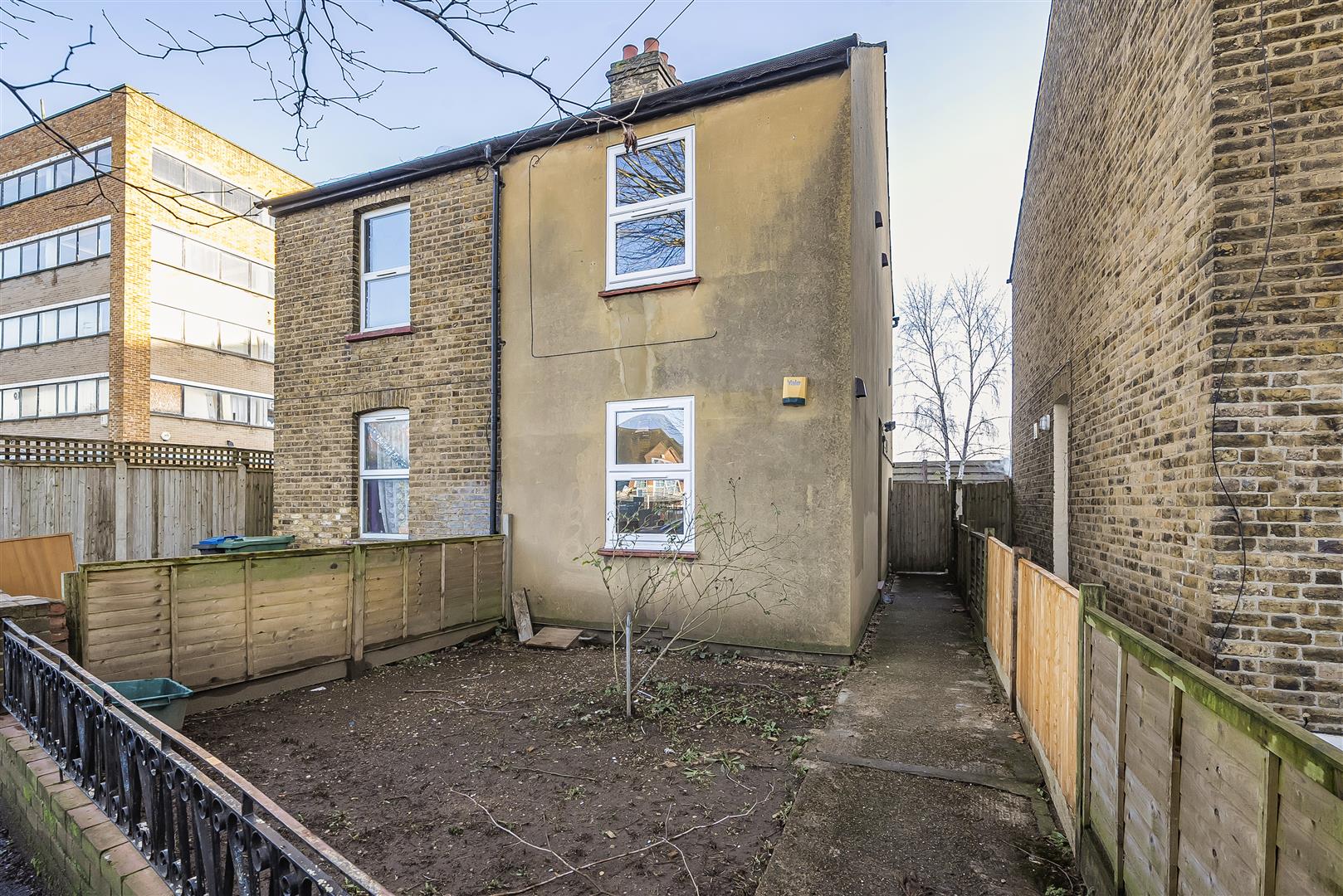 House Dickerage Lane in Greater London