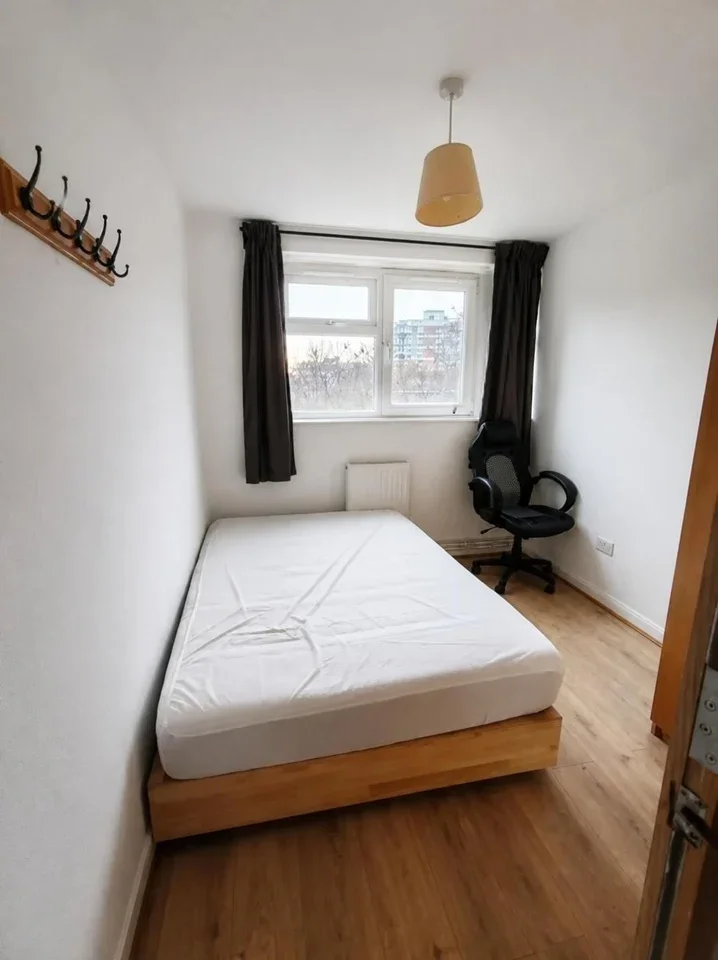 Room Avonmore Road in Greater London