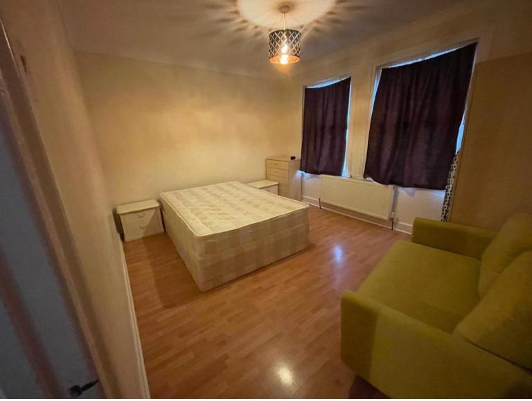 Flat Albany Road in Greater London