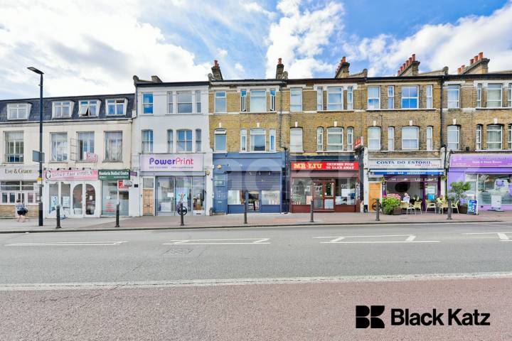 Flat Borough High Street in Greater London