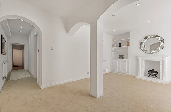 Flat Warwick Gardens in Greater London