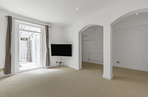Flat Warwick Gardens in Greater London