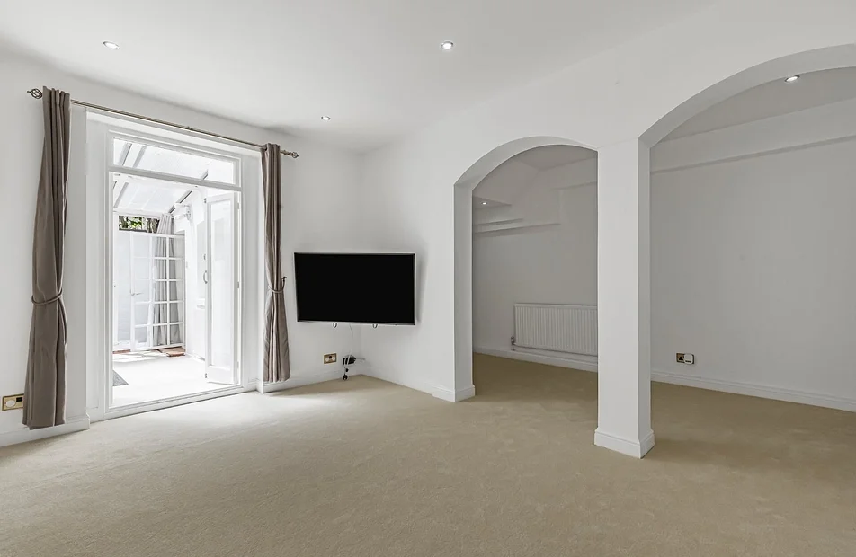 Flat Warwick Gardens in Greater London