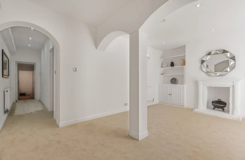 Flat Warwick Gardens in Greater London
