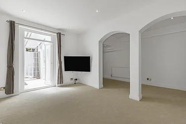Flat Warwick Gardens in Greater London