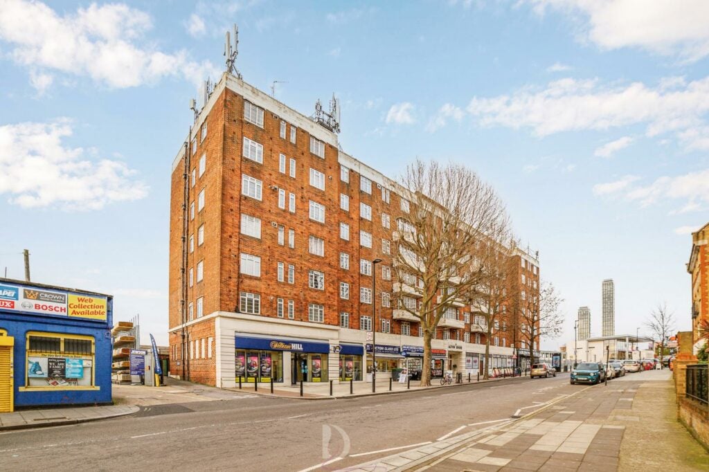 Flat Horn Lane in Greater London