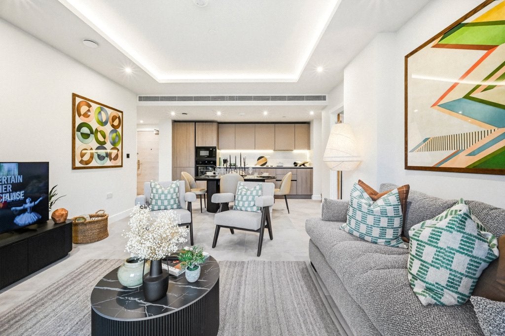Flat Ponton Road in Greater London