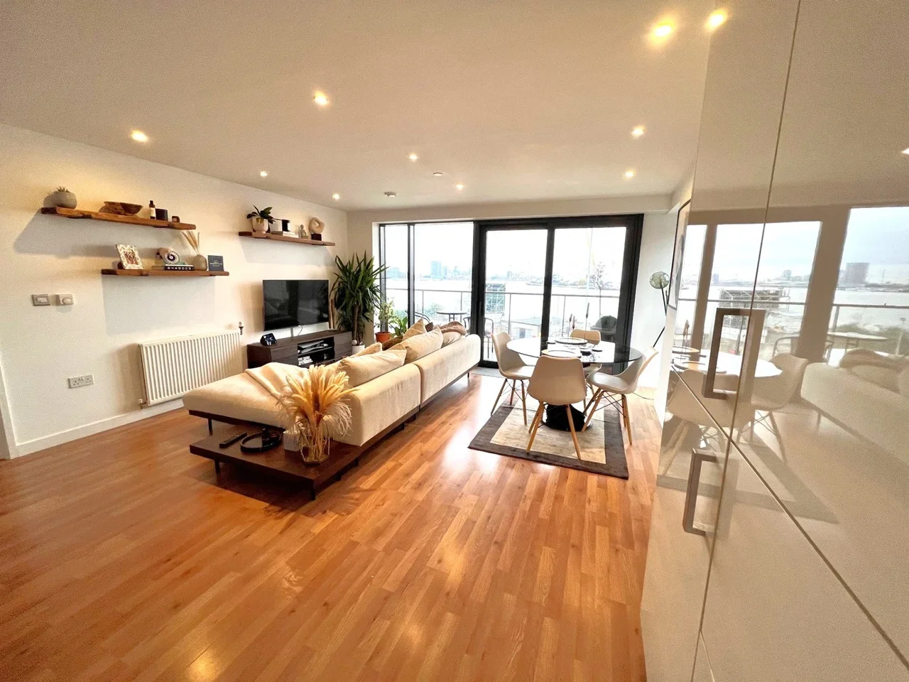 Flat Yabsley Street in Greater London