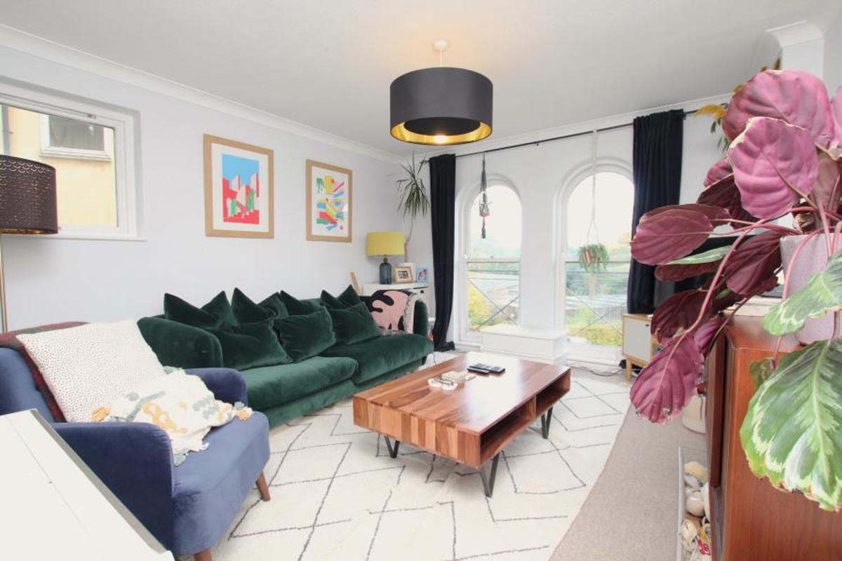Flat Cotham Road in Bristol