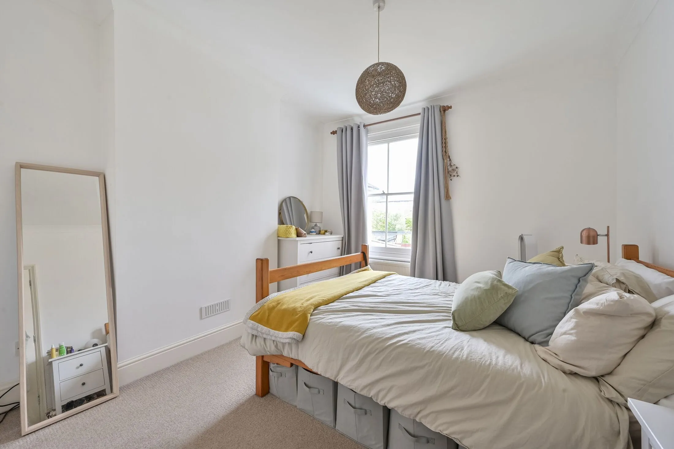 Flat Gladstone Road in Greater London