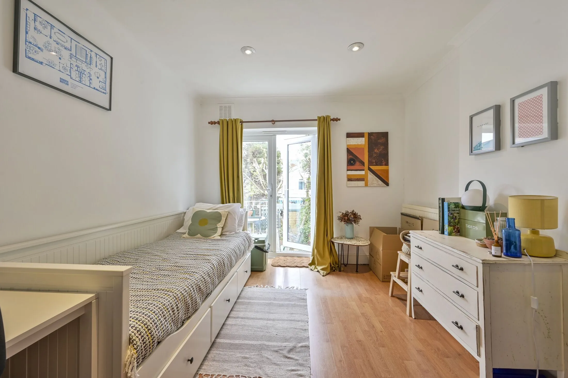 Flat Gladstone Road in Greater London