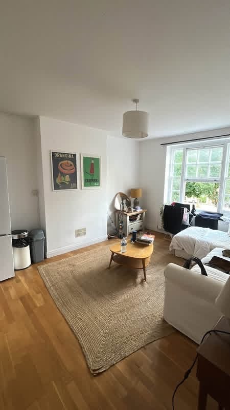 Room Tyndale Lane in Greater London