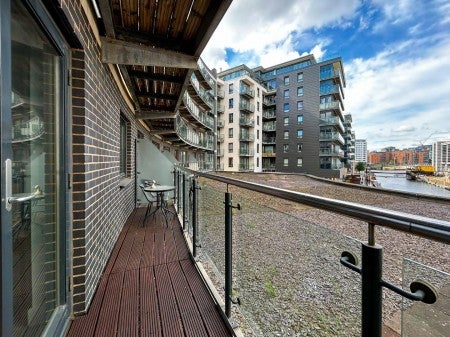 Flat Armouries Drive in Leeds