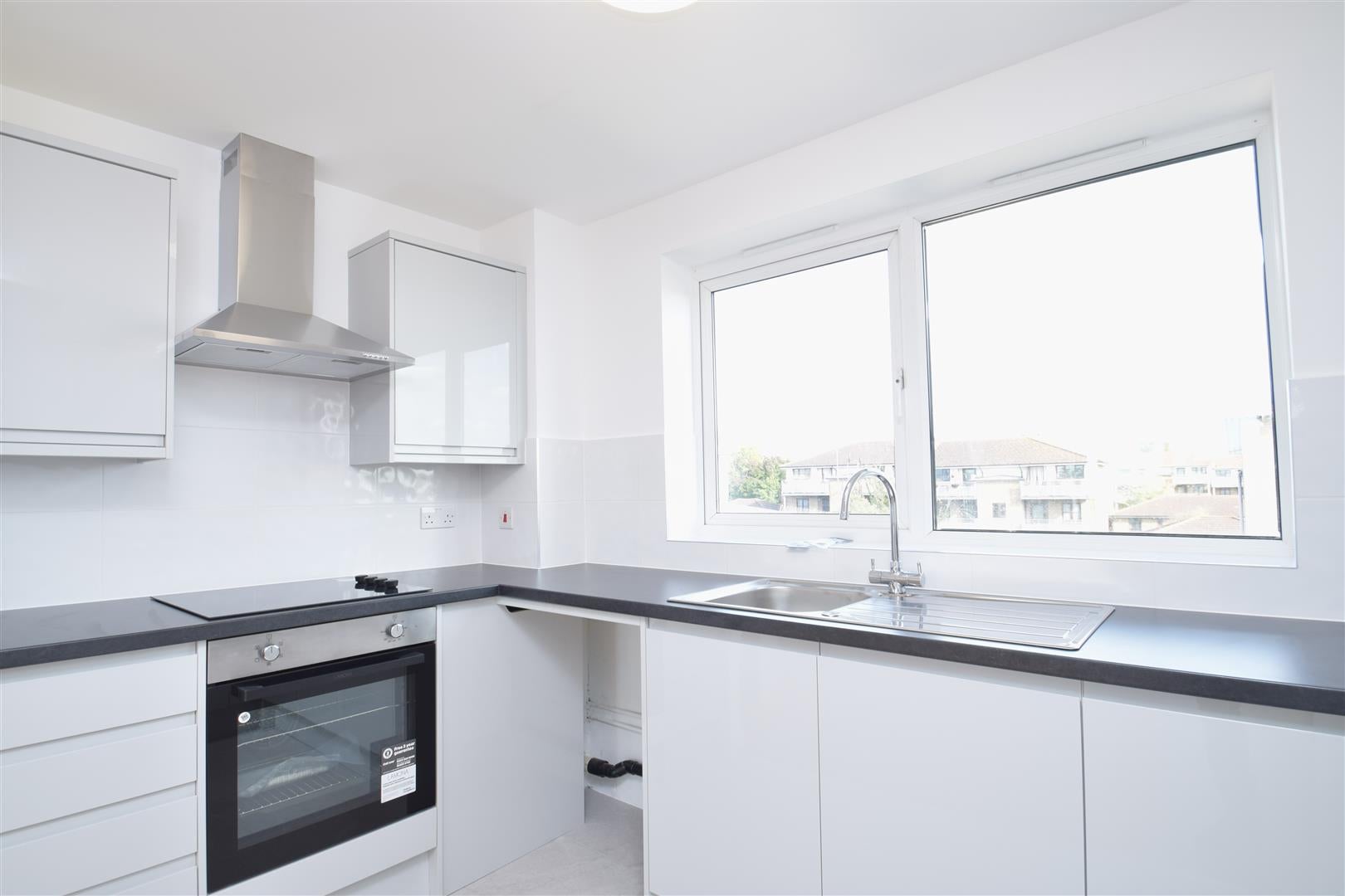 Flat Wellspring Crescent in Greater London