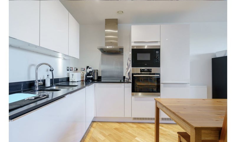 Flat Leven Road in Greater London