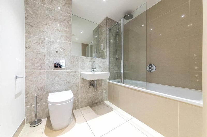 Flat Leven Road in Greater London
