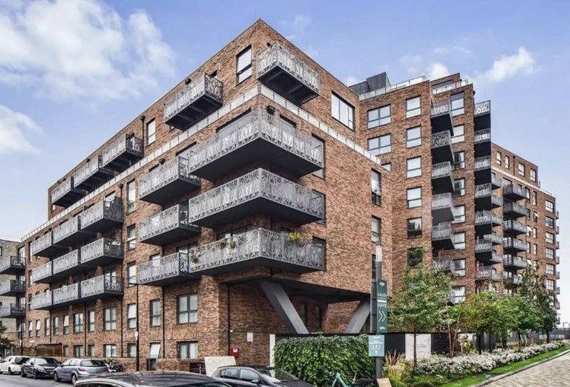 Flat Leven Road in Greater London