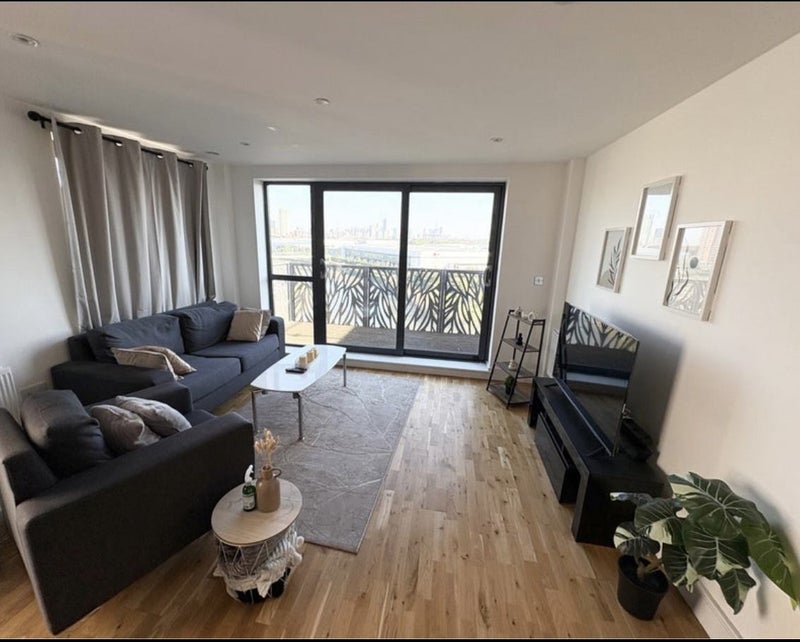 Flat Leven Road in Greater London
