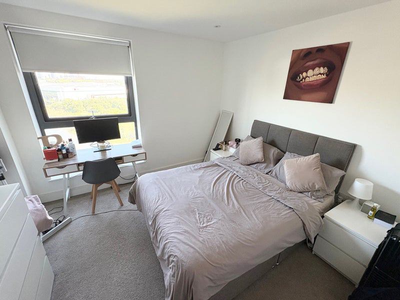 Flat Leven Road in Greater London