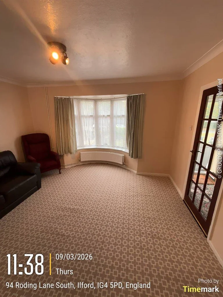 Room Cannon Street Road in Greater London