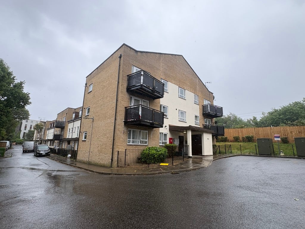 Flat Parkside Crescent in Greater London