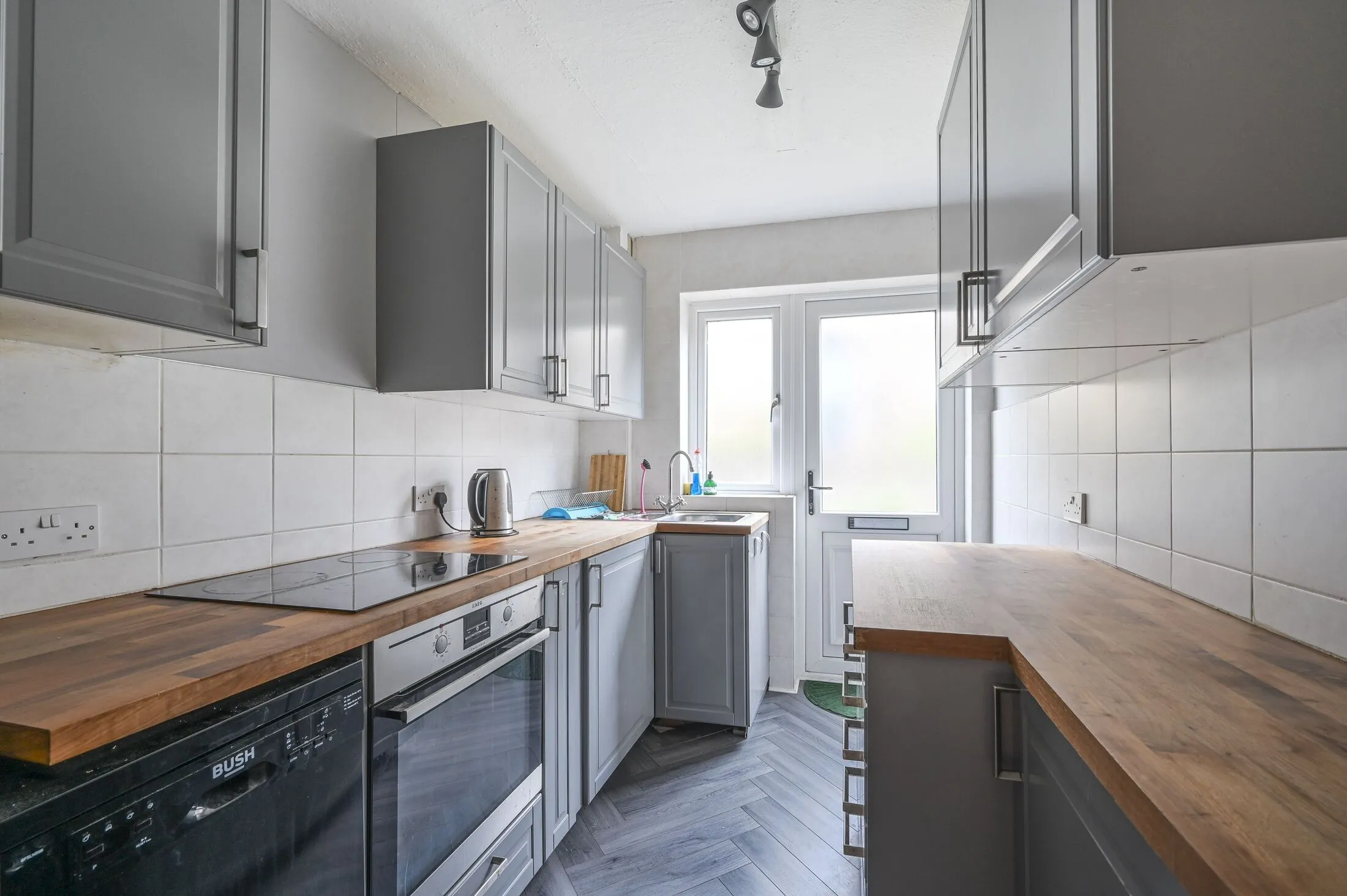 Flat Garnet Street in Greater London