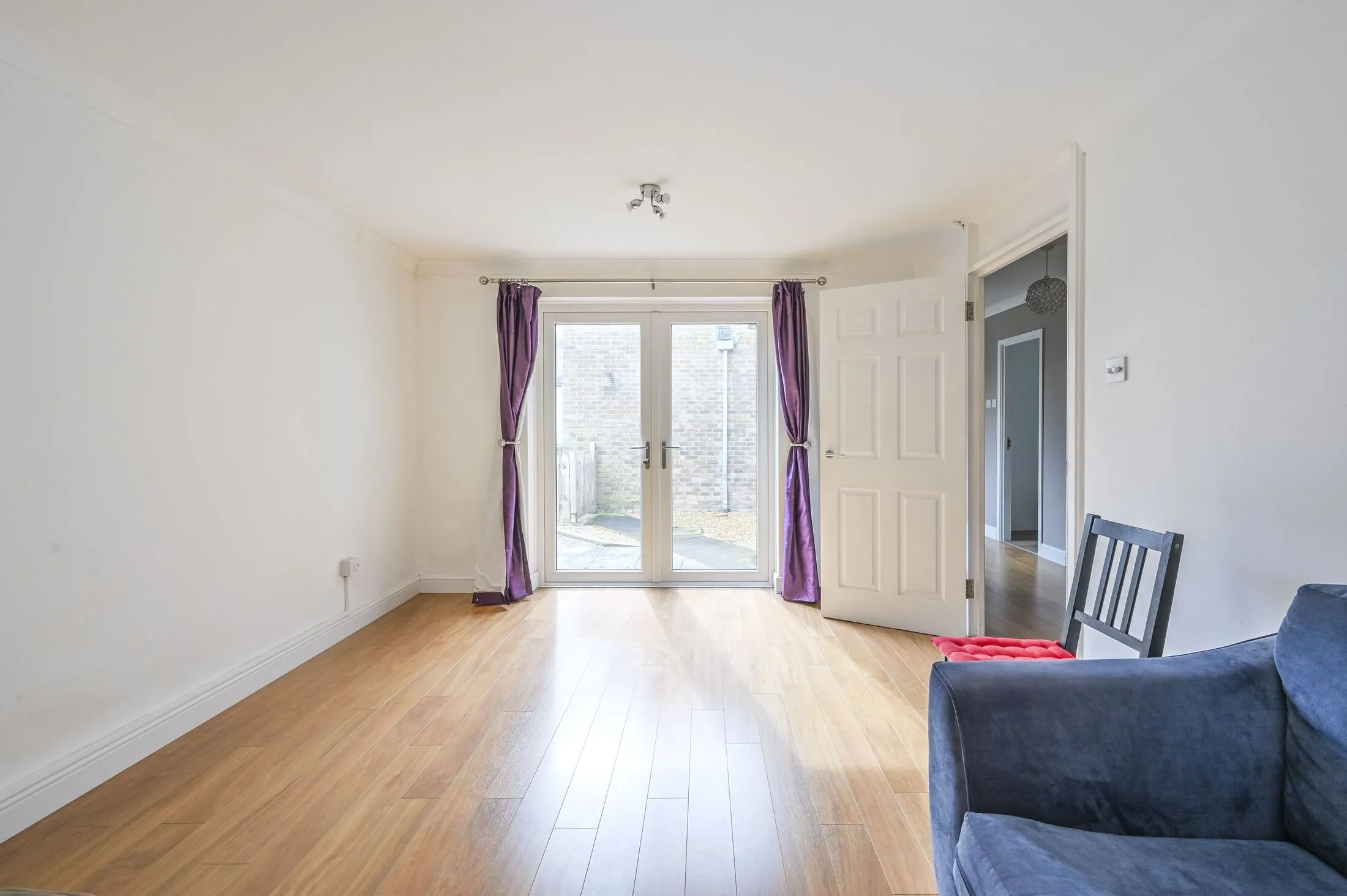 Flat Garnet Street in Greater London