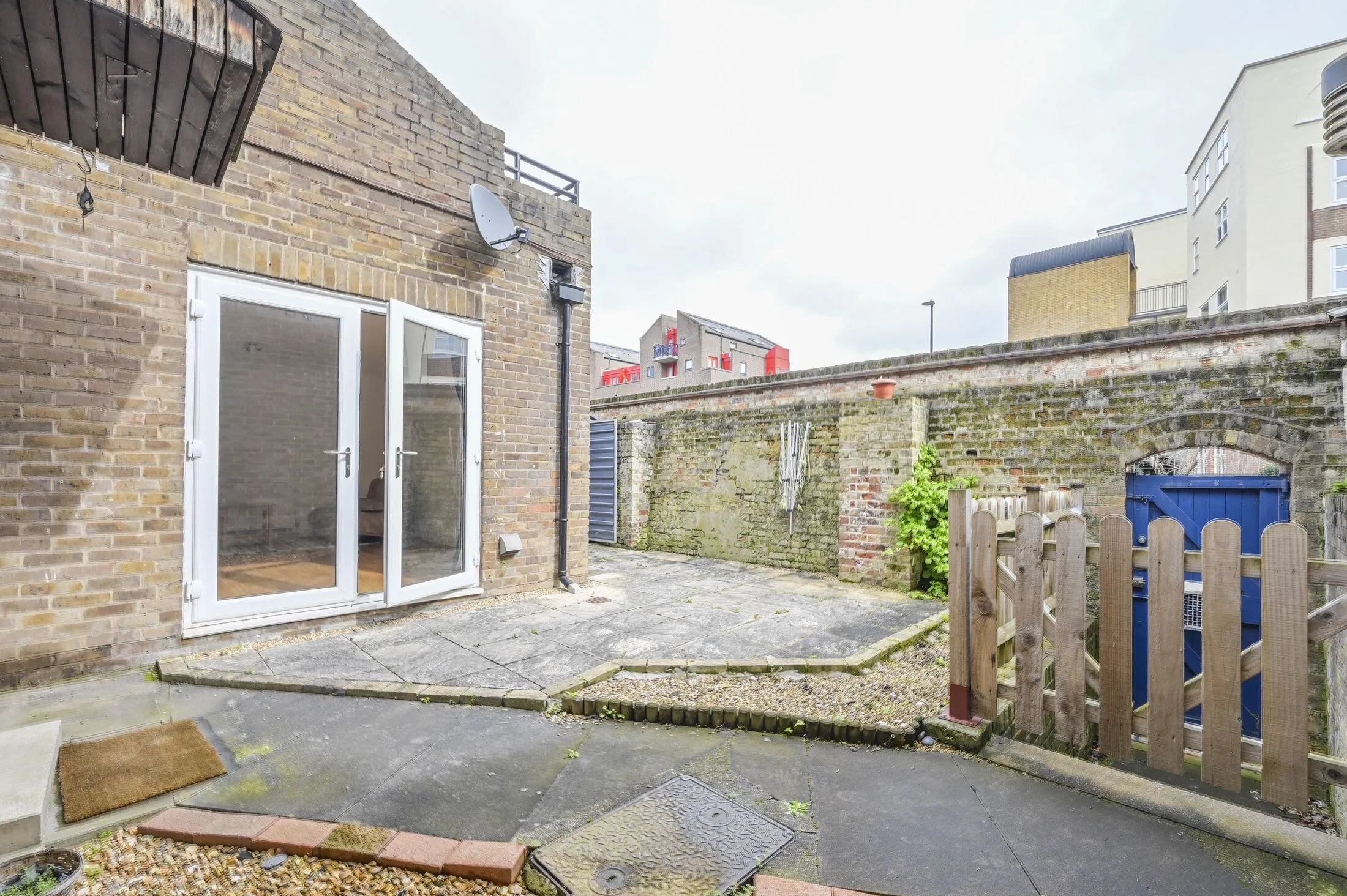 Flat Garnet Street in Greater London