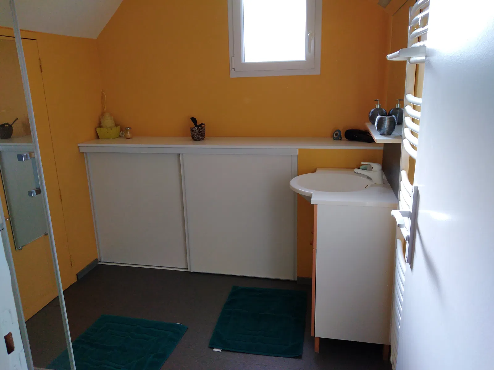 Room Rue Saint-Roch in Torcé-en-Vallée