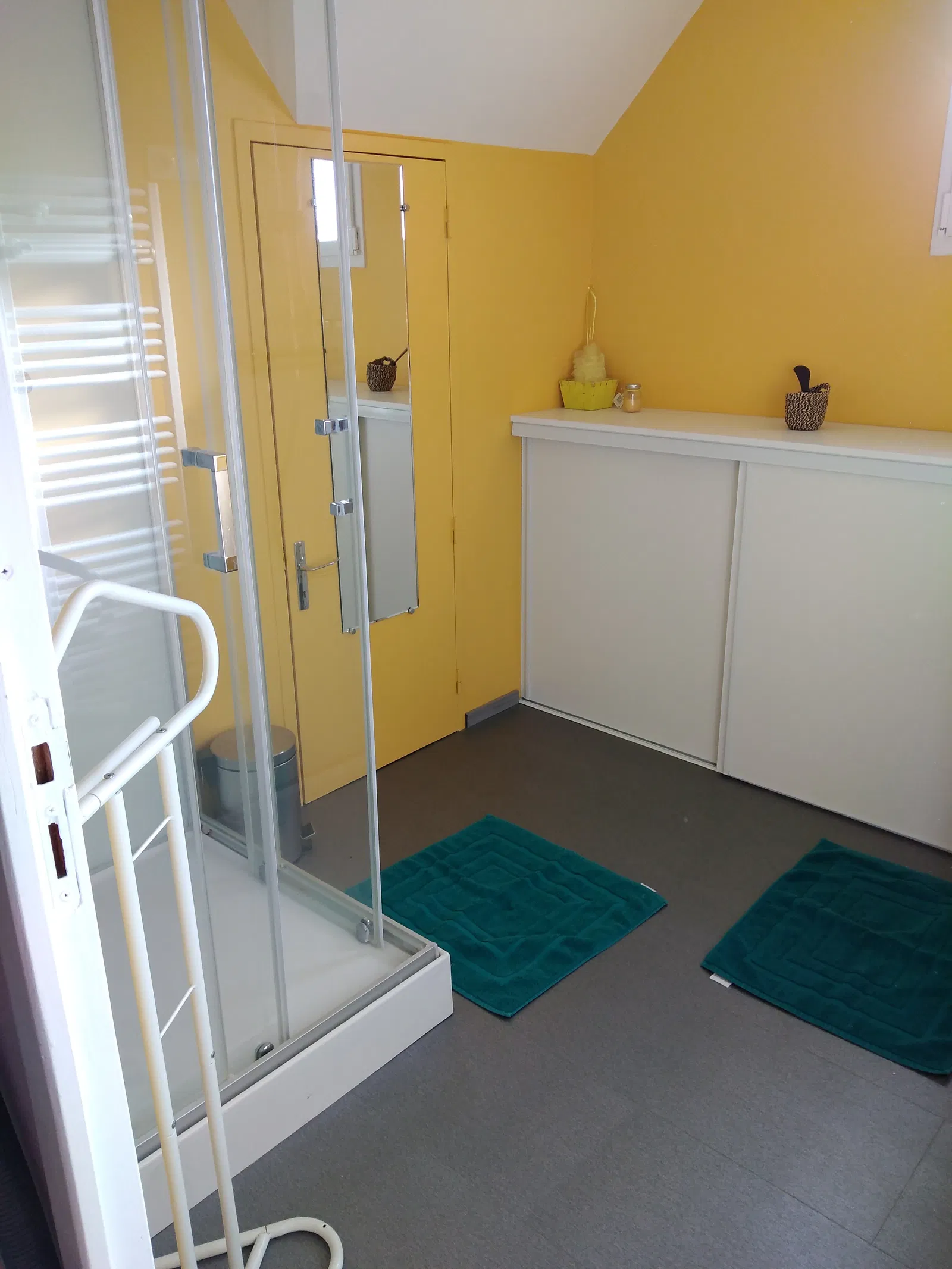 Room Rue Saint-Roch in Torcé-en-Vallée