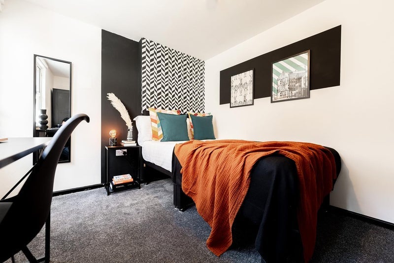 Room Headingley Avenue in Leeds