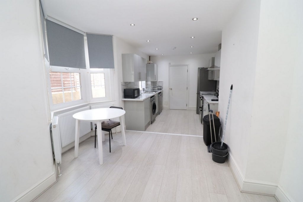 Room Globe Road in Greater London
